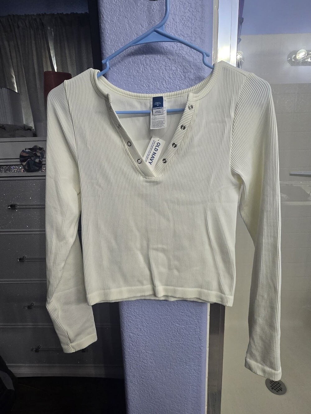 Old Navy White Ribbed Long-Sleeve Snap V-Neck Tee